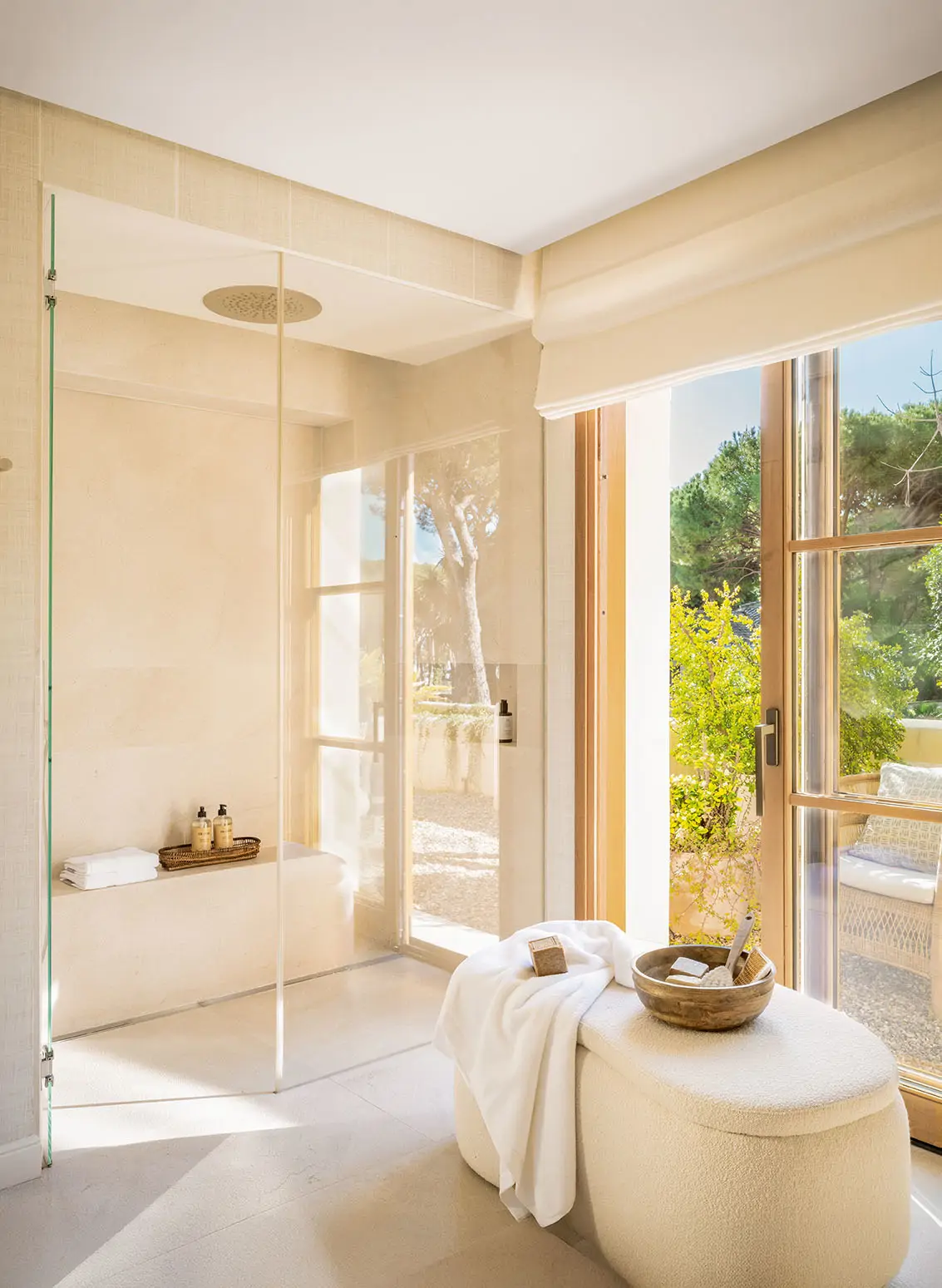Baño con ducha y paredes sin azulejos