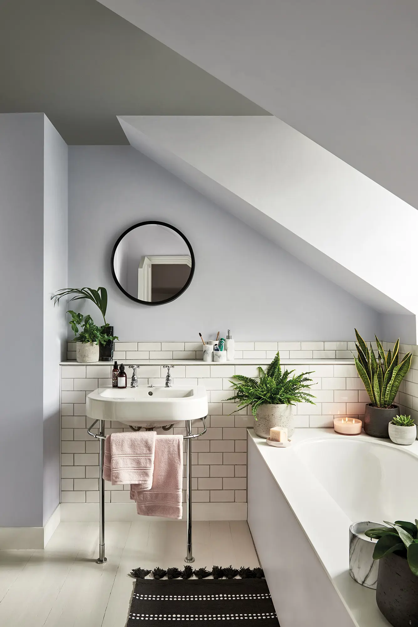 Baño con pintura en paredes y techo, de Bruguer