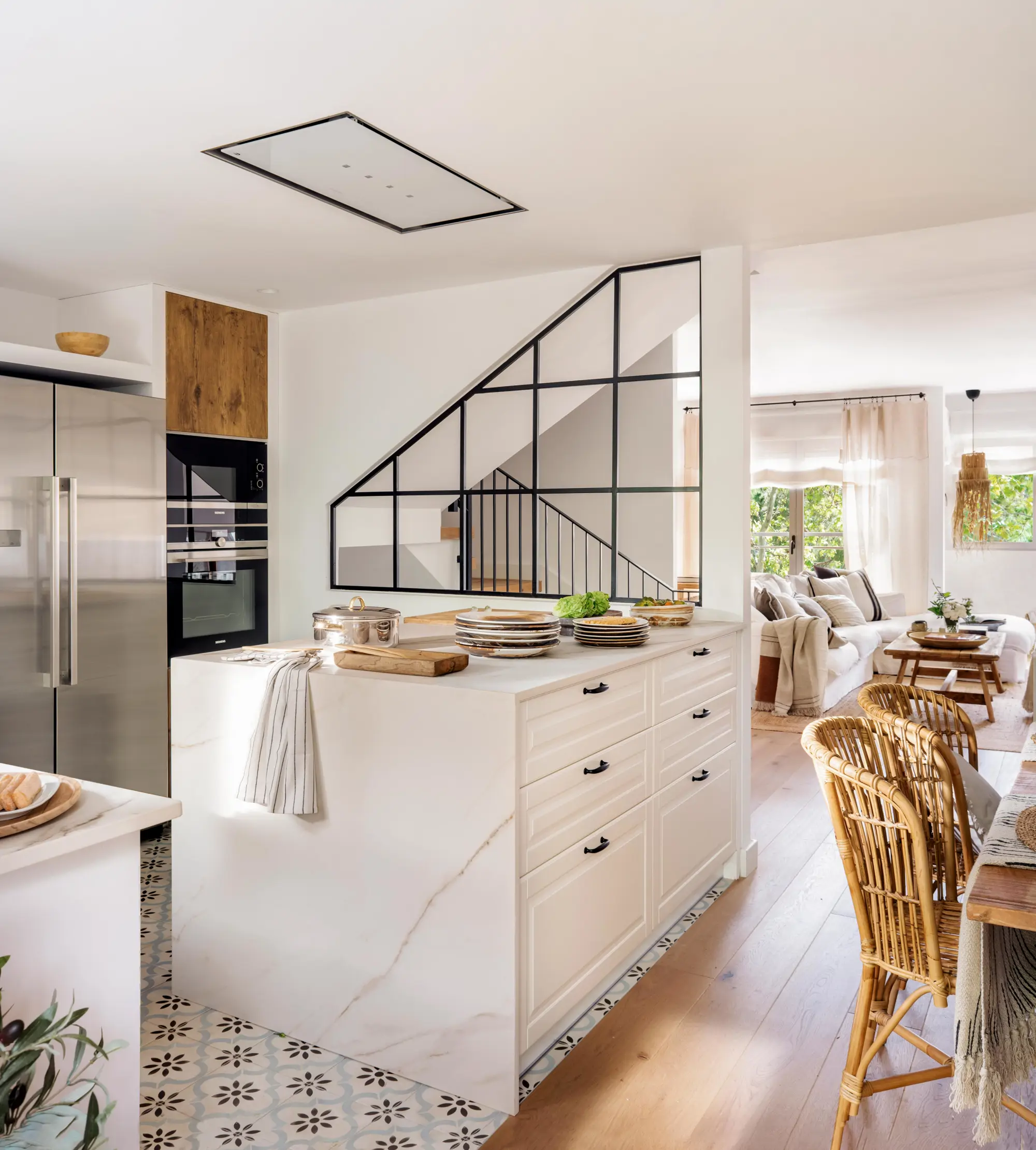 Cocina abierta al salón con ventana acristalada