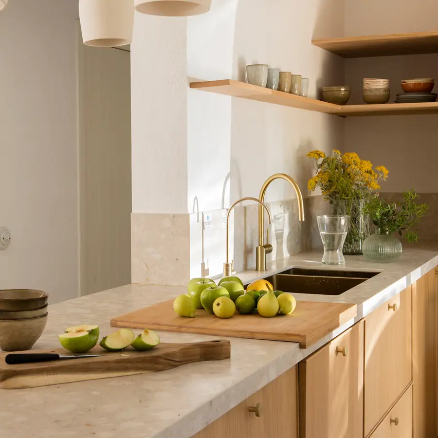 cocina con muebles en madera y encimera gris  00560266