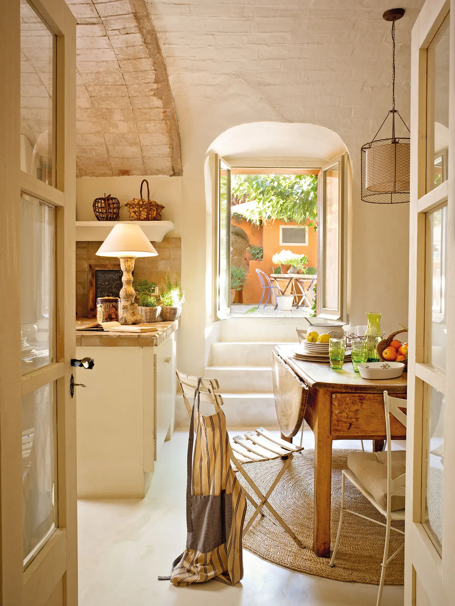 Cocina de casa de campo con office