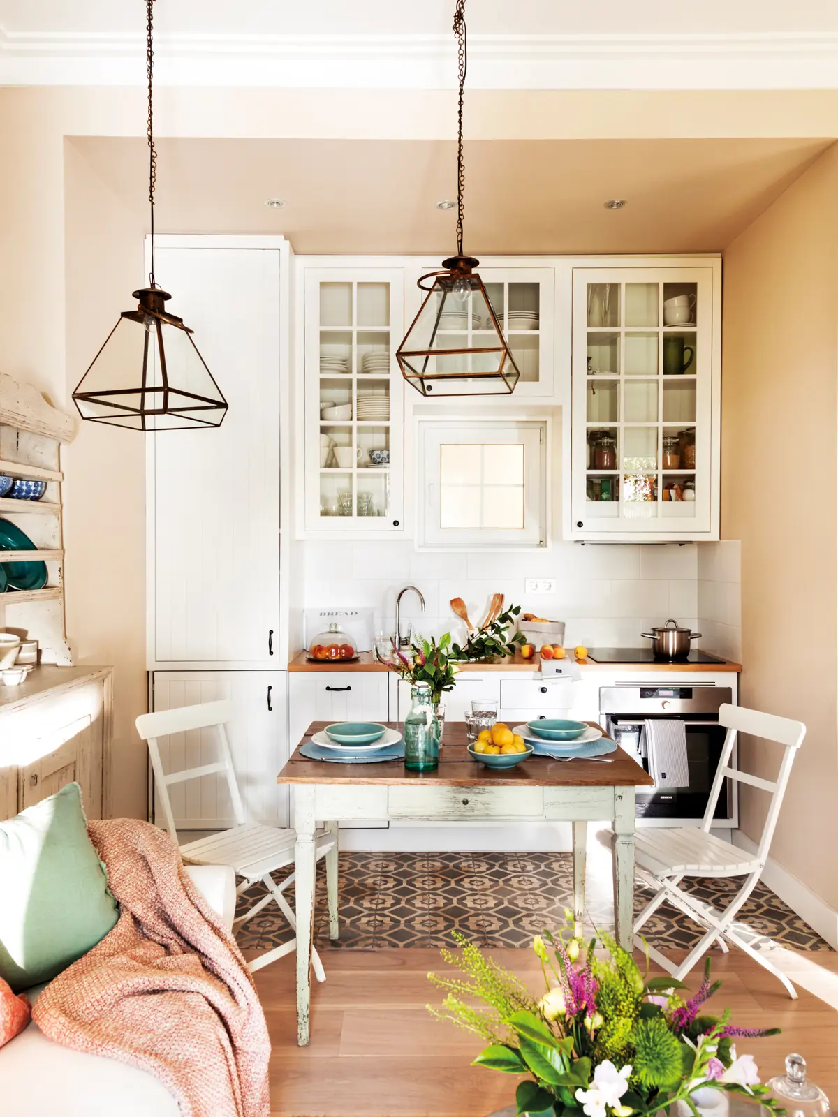 Cocina pequeña en línea, estilo rústico blanco, con office