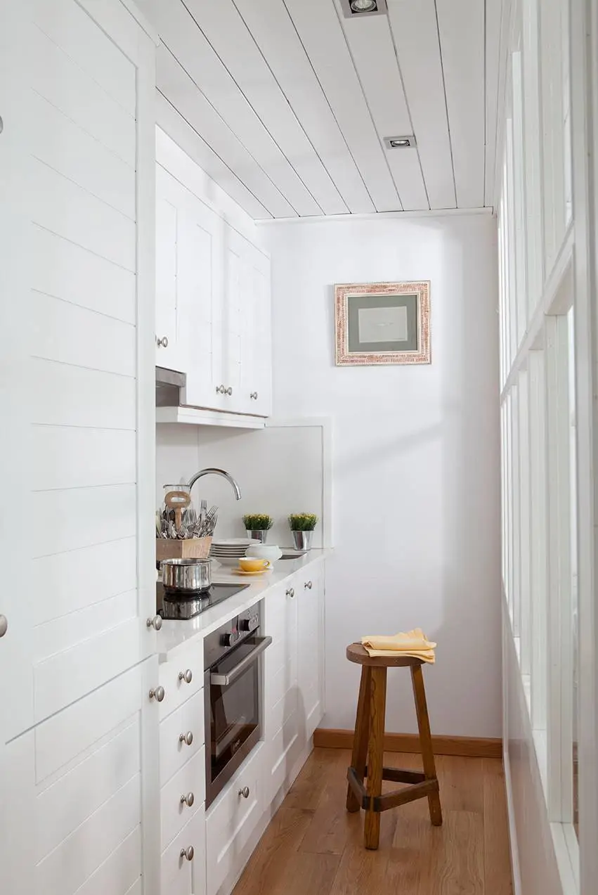 Cocina pequeña con muebles en color blanco