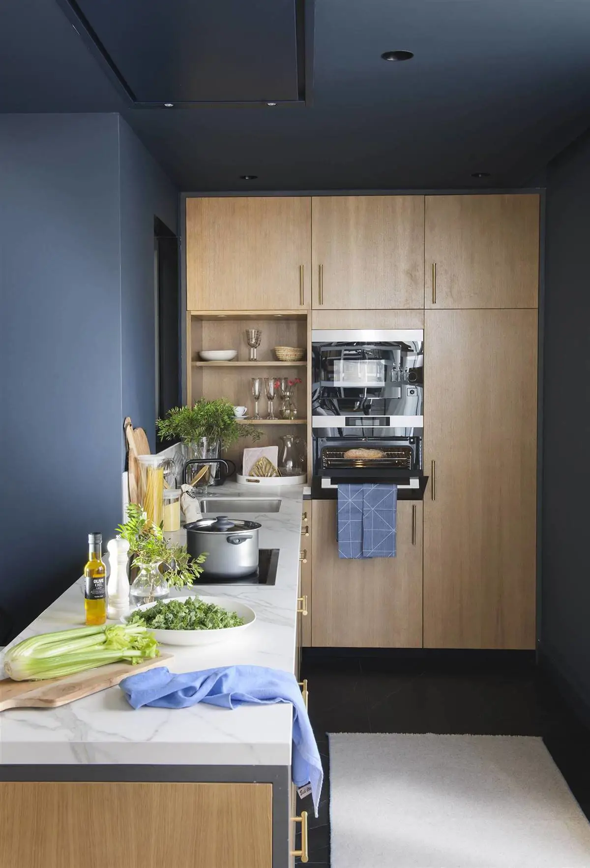 Cocina original con paredes pintadas en azul y muebles en madera
