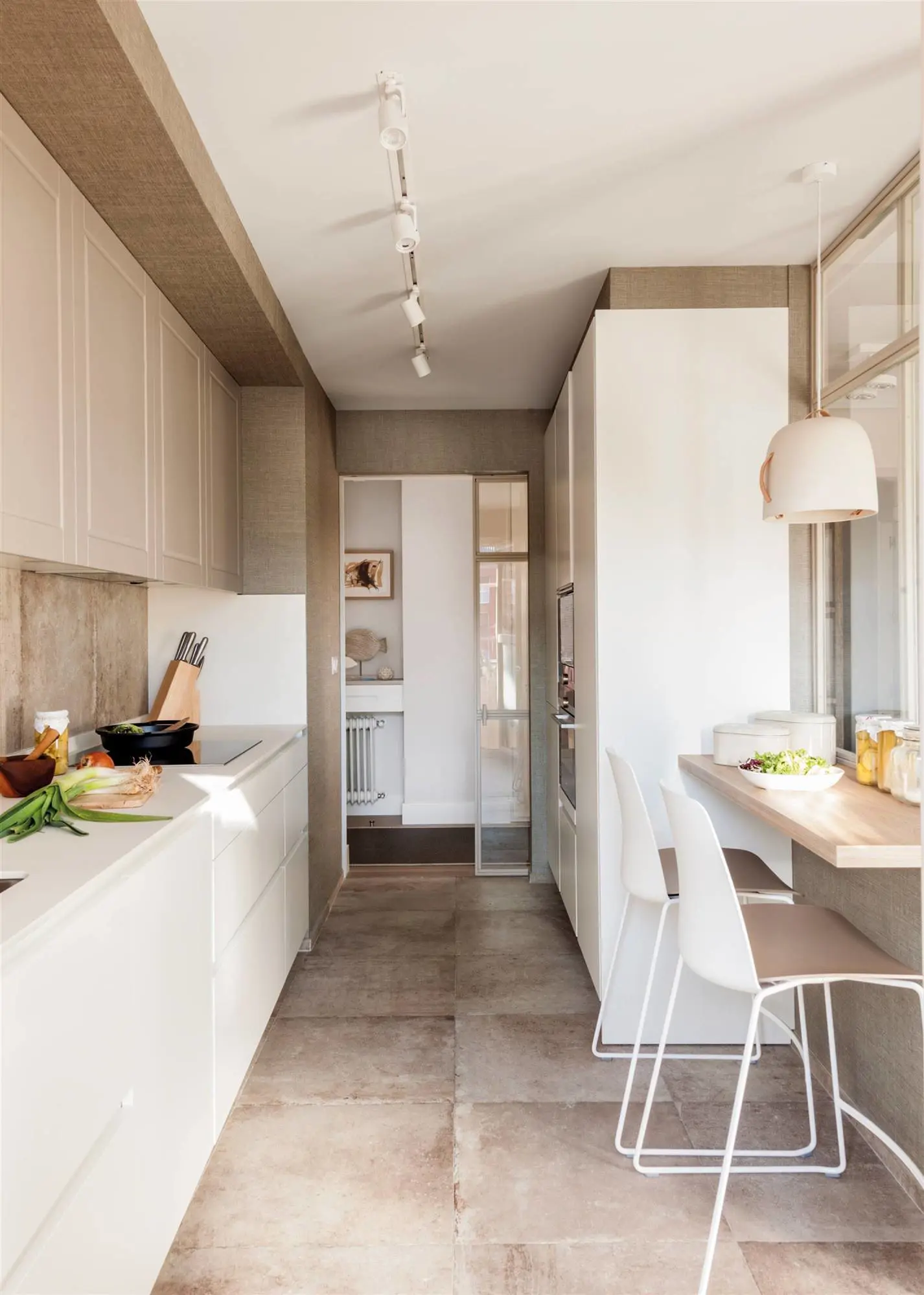 Cocina estrecha y pequeña con cerramiento de cristal