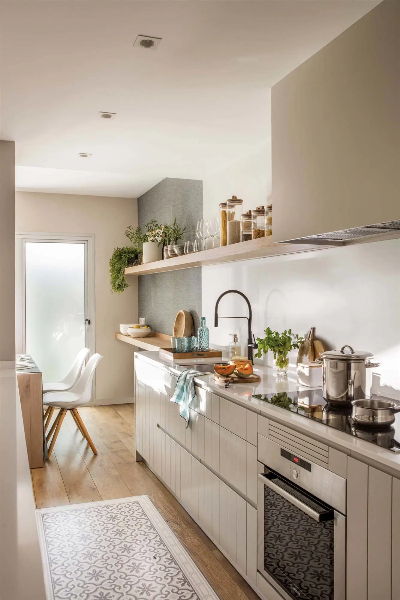 Cocina estrecha y pequeña con office