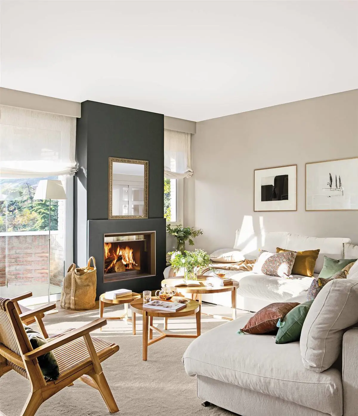 Salón con chimenea destacada con pintura