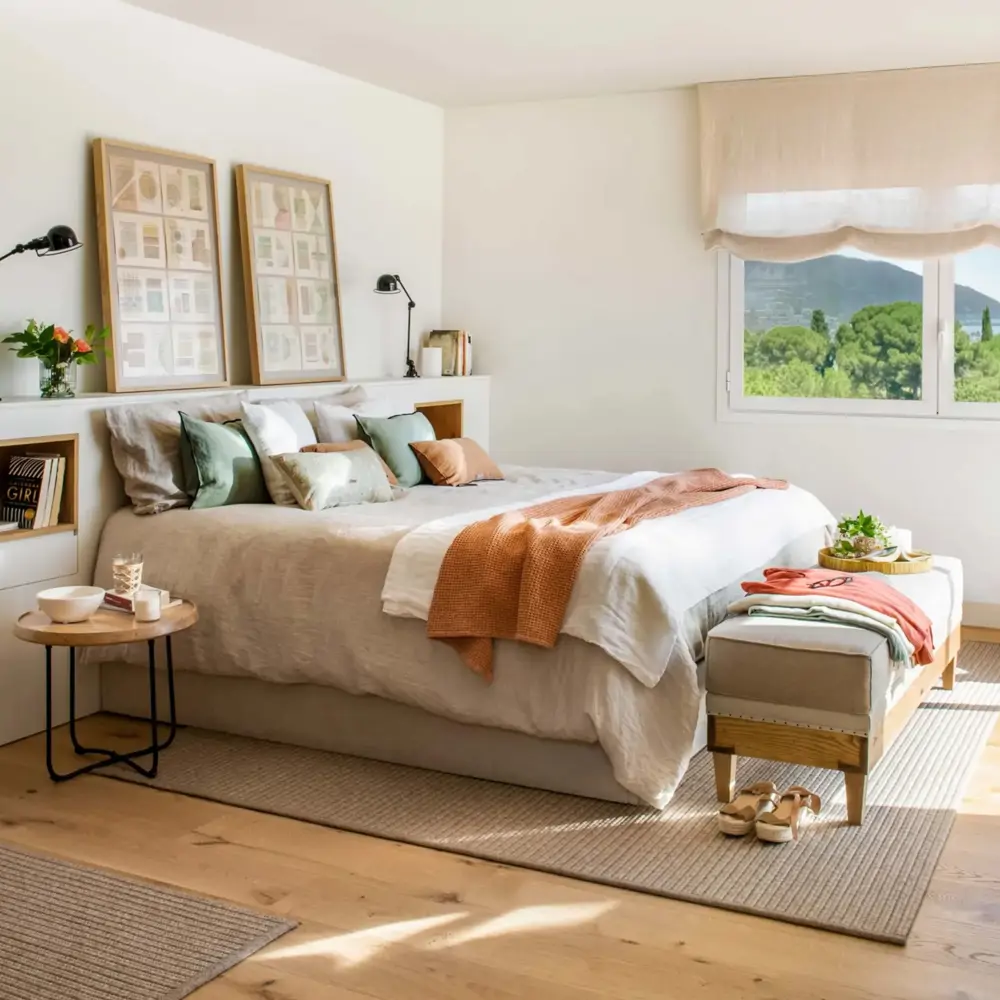 Dormitorio con cabecero de obra