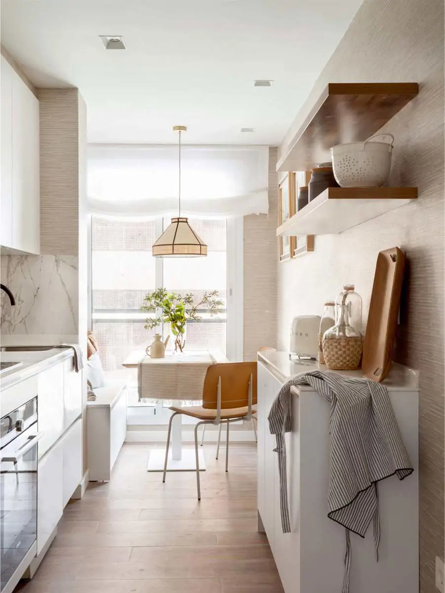 Cocina pequeña con office