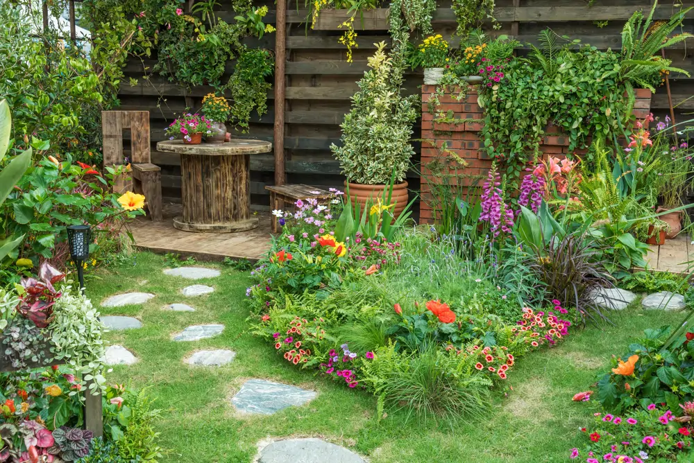 jardin con flores AdobeStock