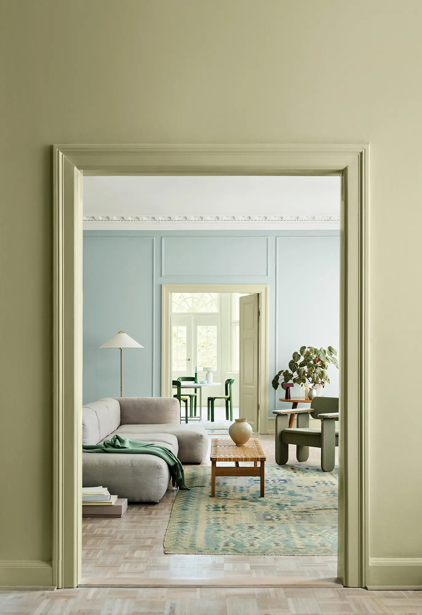 Salón decorado con diferentes tonos: verde suave, blanco y azul