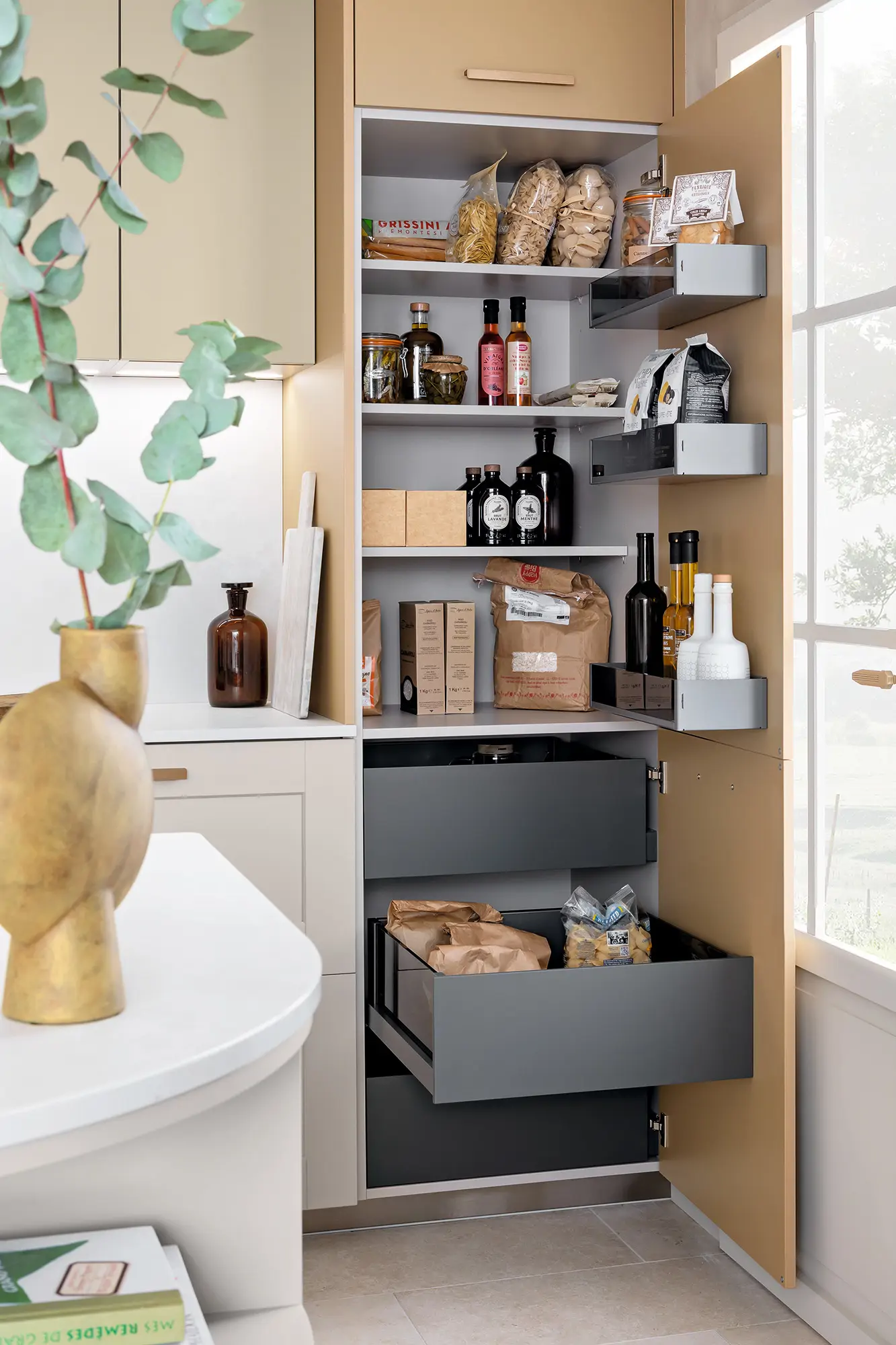 Mueble columna con gavetas extraíbles
