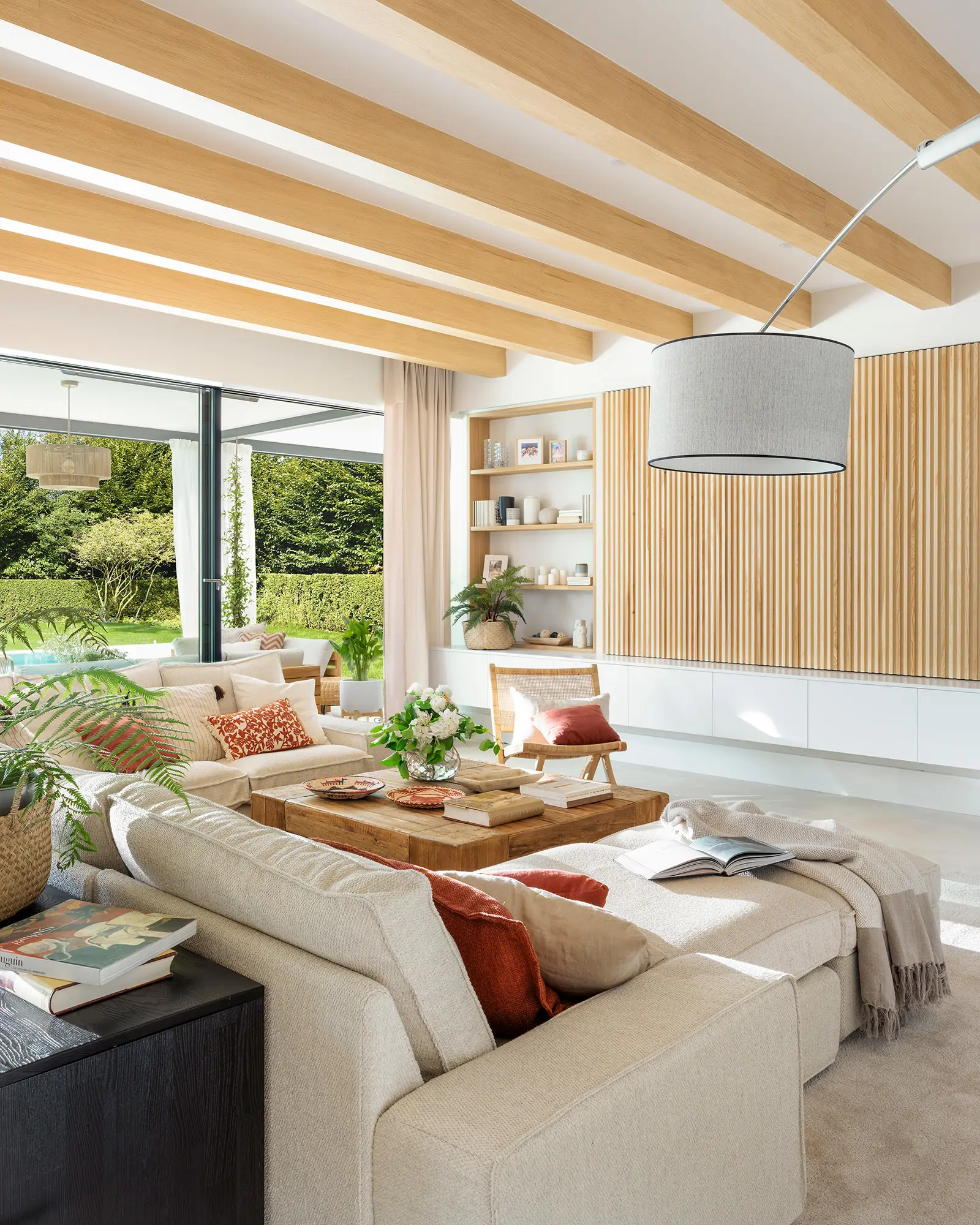 Mueble con puertas correderas ocultar el televisor
