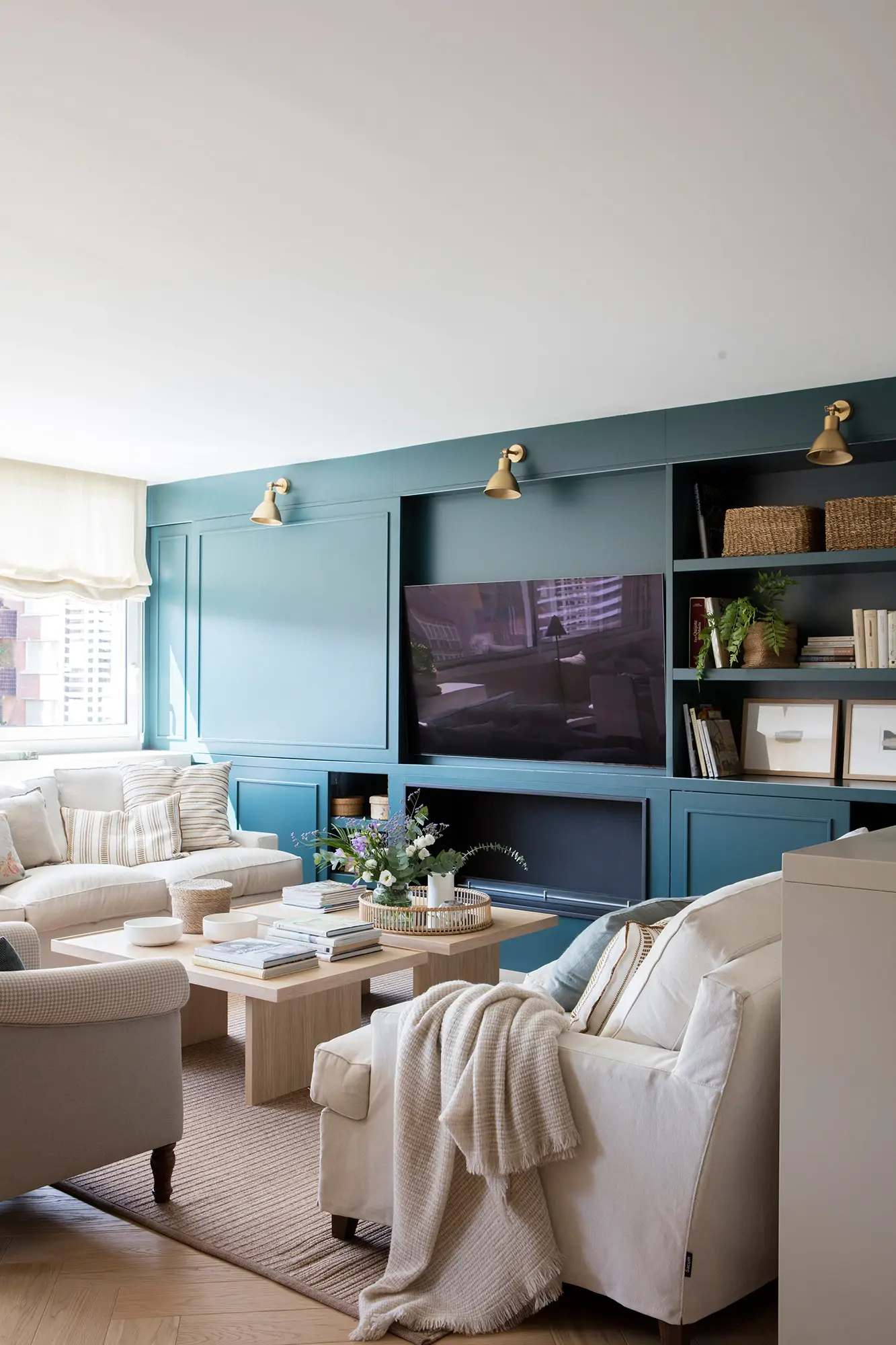 Mueble lacabo en color azul con panel corredero para ocultar el televisor