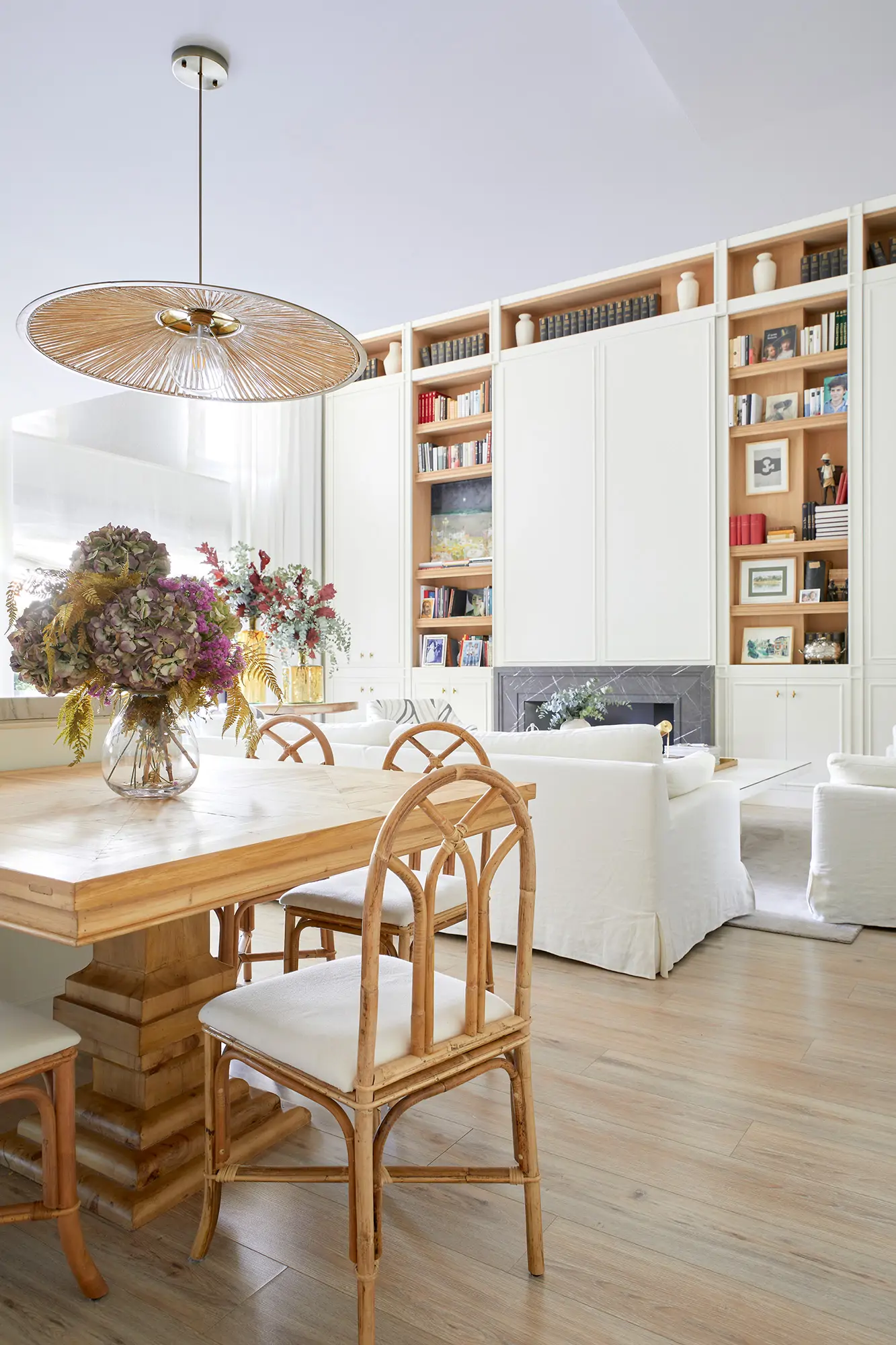 Mueble del televisor con puertas, diseño de Inma Degar del estudio Idegar Interiorismo
