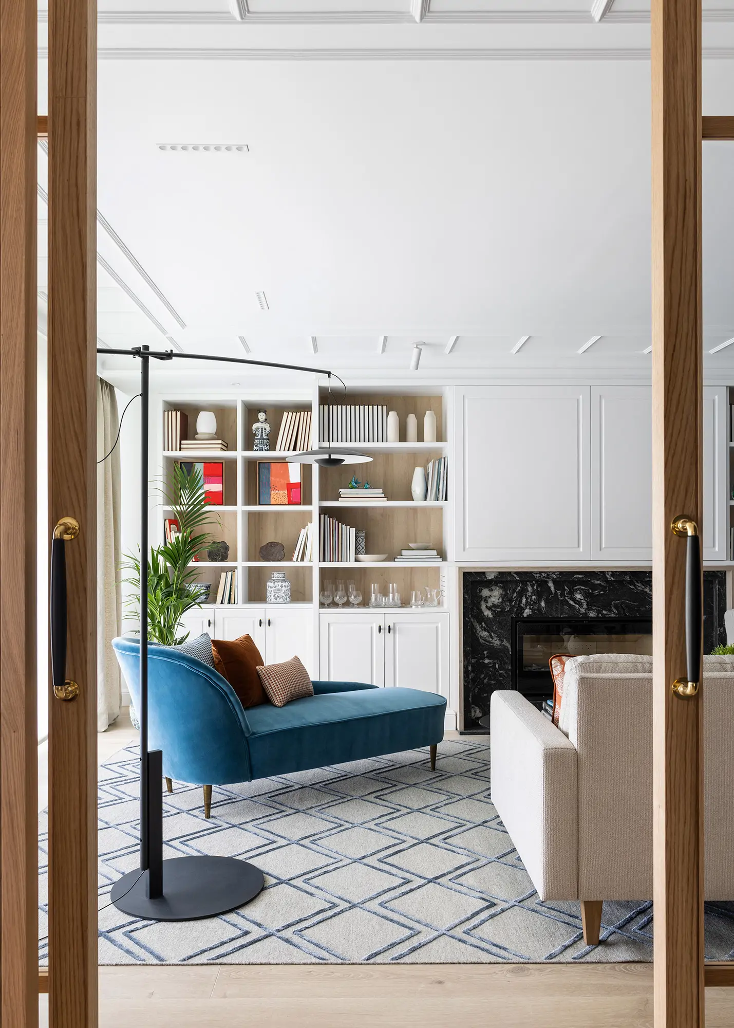 Mueble de salón diseñado por Raquel González Interiorismo con puertas correderas