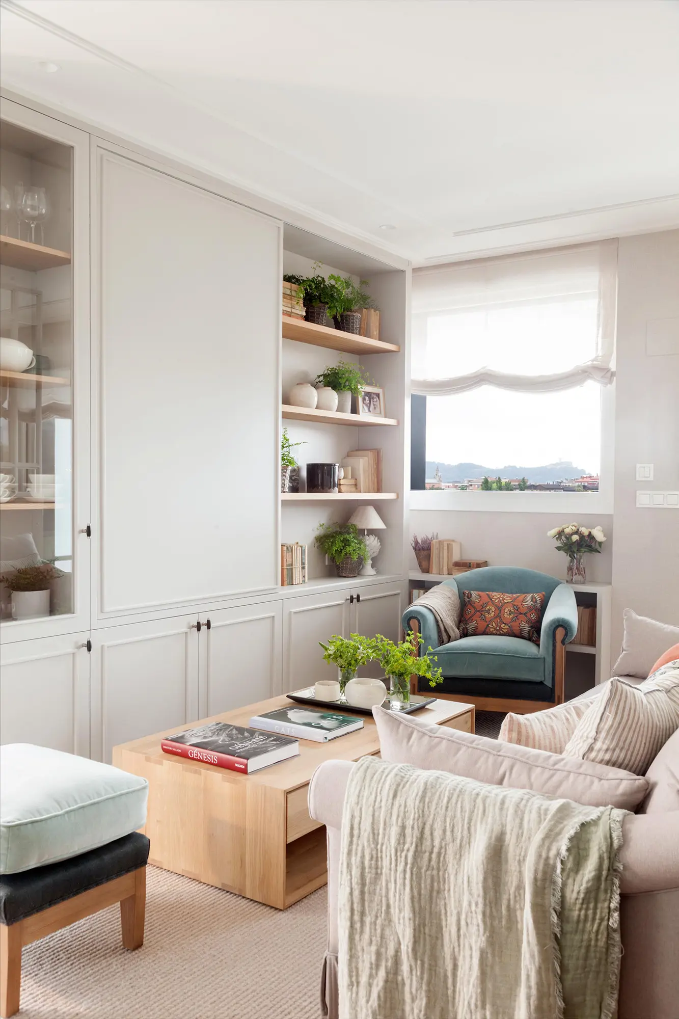 Mueble con puertas ocultar el televisor, diseño de Natalia Zubizarreta