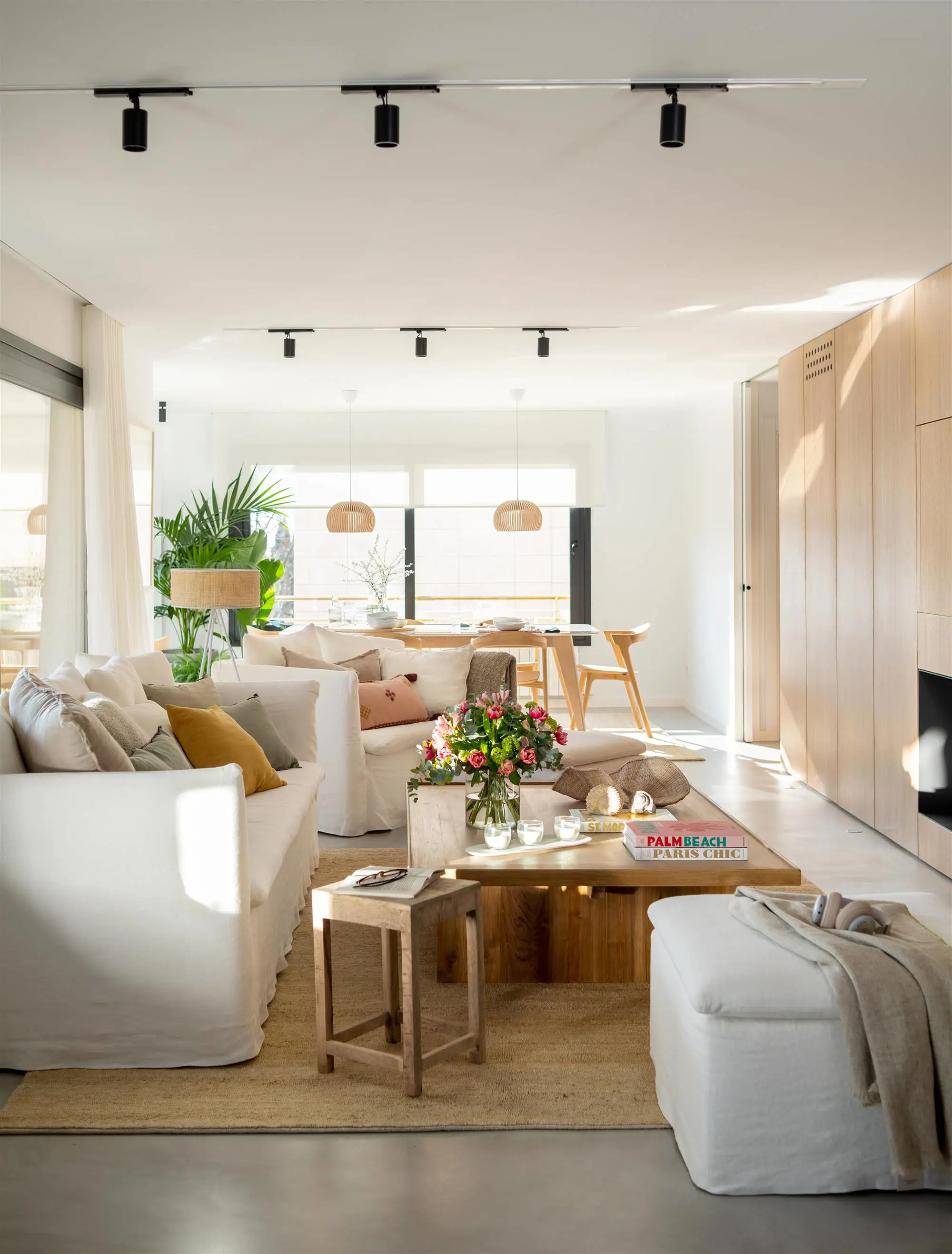 Salón decorado en tonos neutros y mucha madera