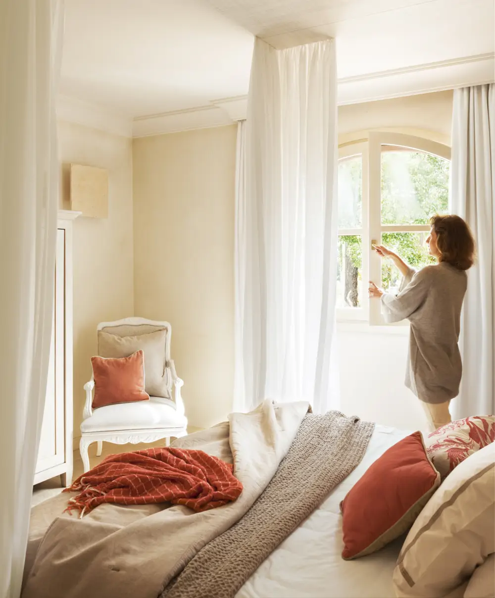 Abre las ventanas a primera hora de la mañana para renovar el aire de la casa