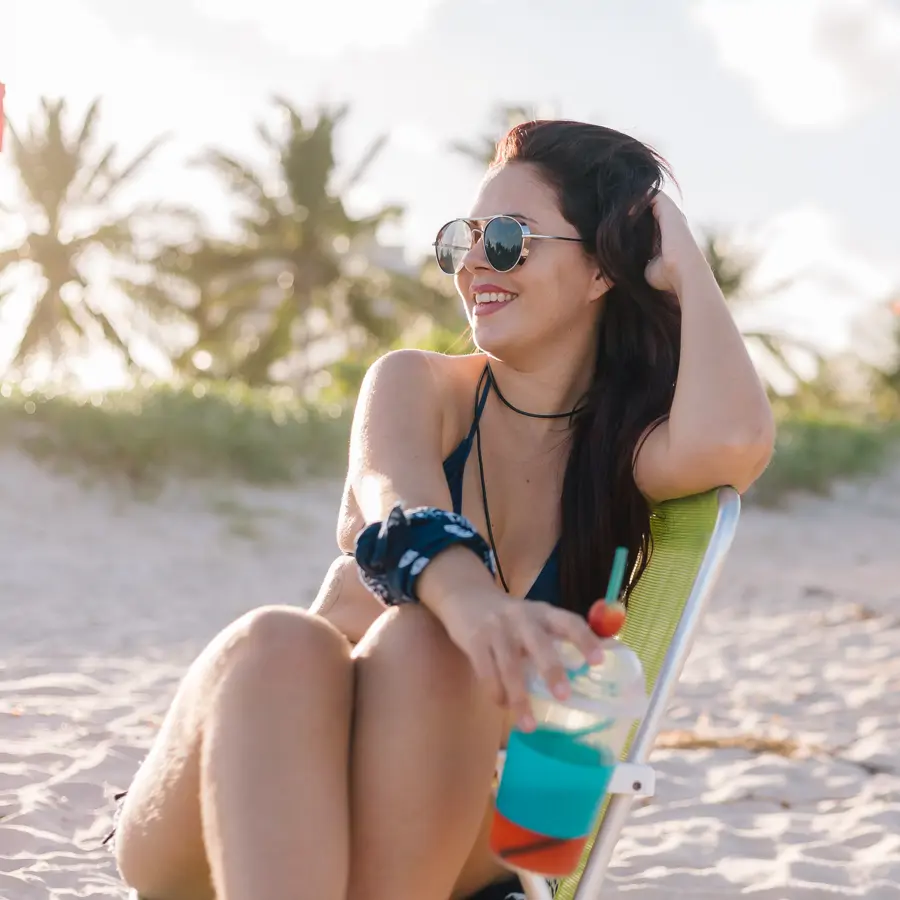 Chica sentada en silla de playa iStock