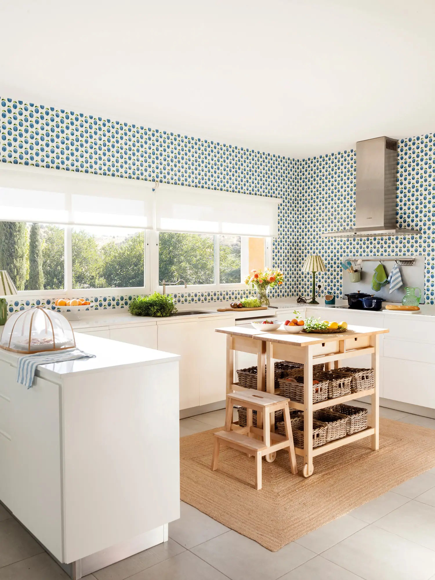 Cocina con carro auxiliar