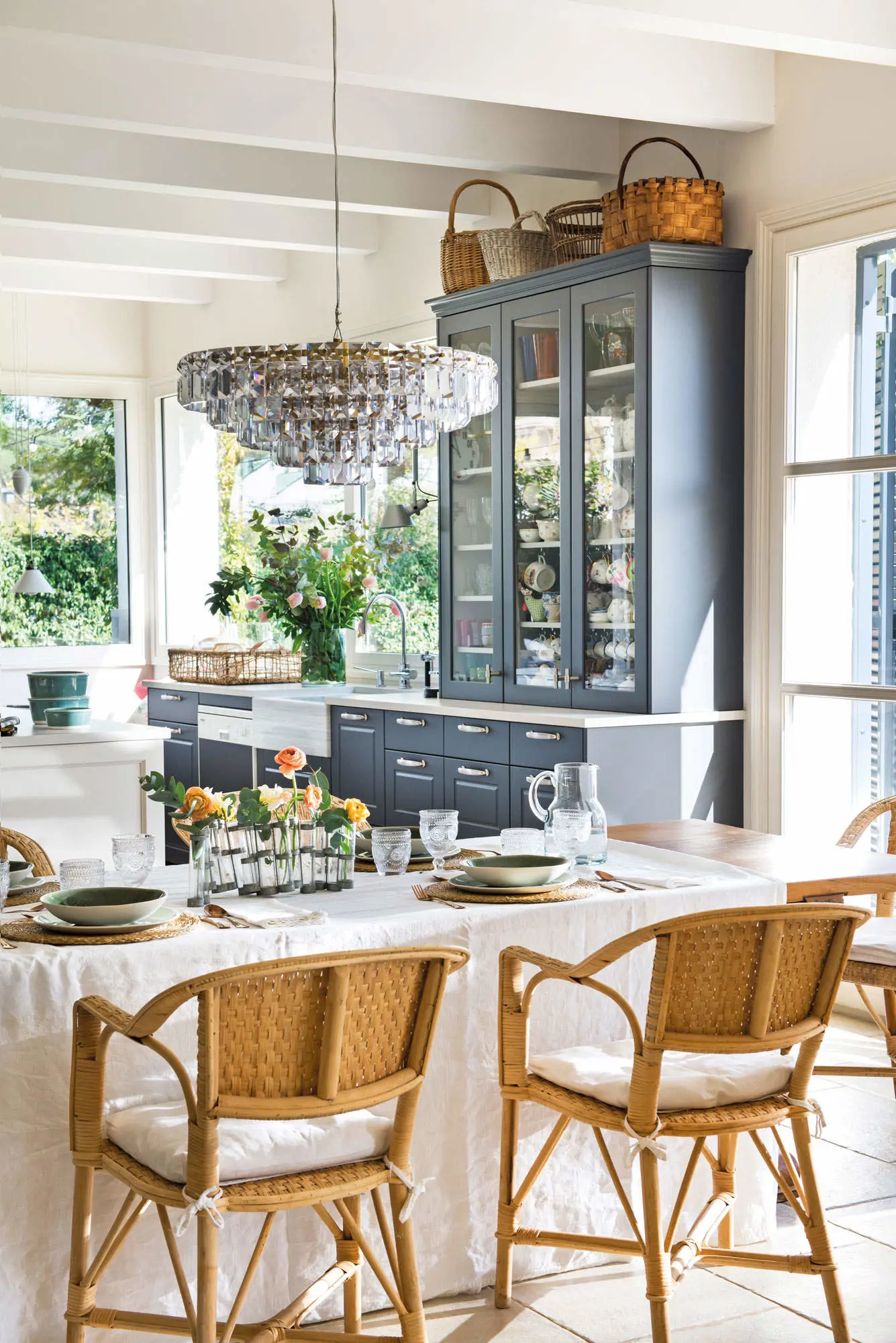 Cocina con muebles en color y vitrina 00503728 00000000 00503728