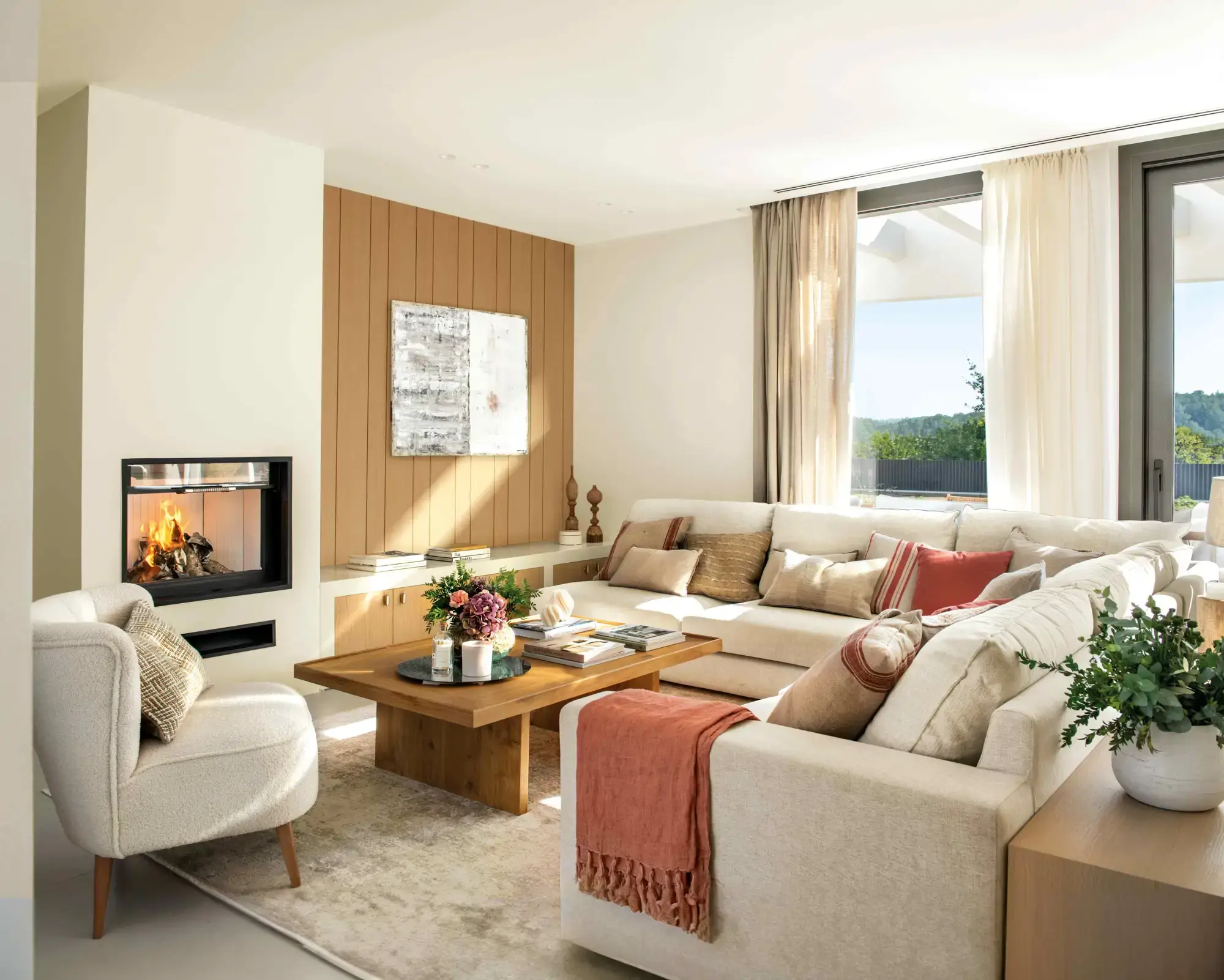 Coral, madera y blanco: triada perfecta