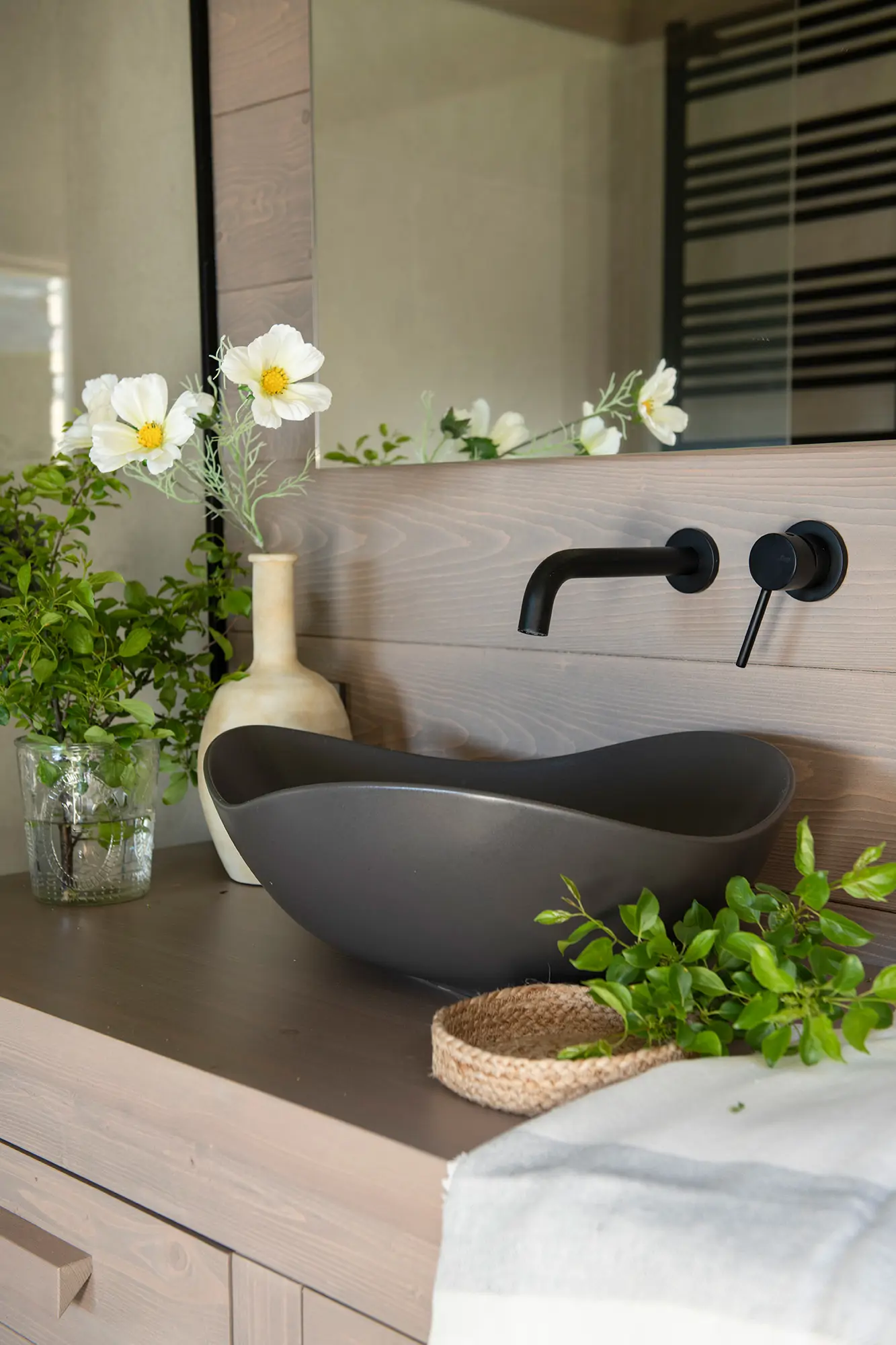 Detalle de la grifería empotrada en el baño