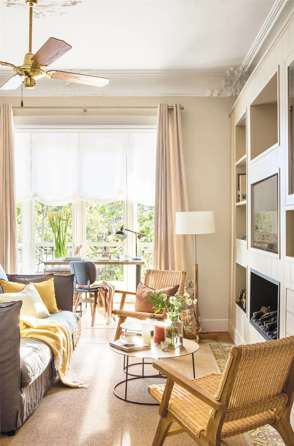 Salón con mucha luminosidad y zona de trabajo junto al ventanal