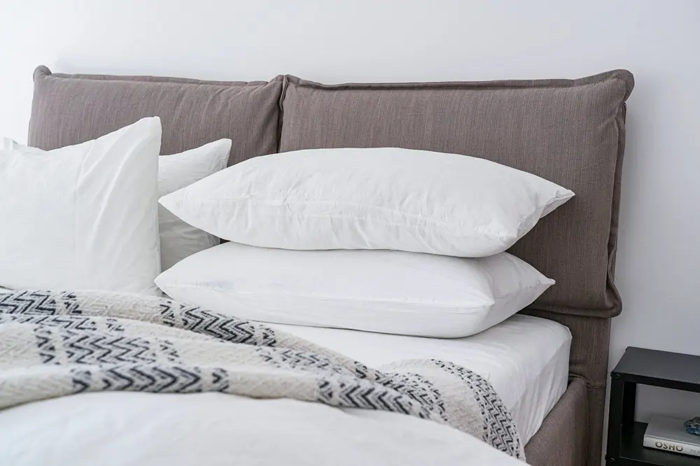 Las almohadas son las que dan a la cama el toque final de hotel de lujo
