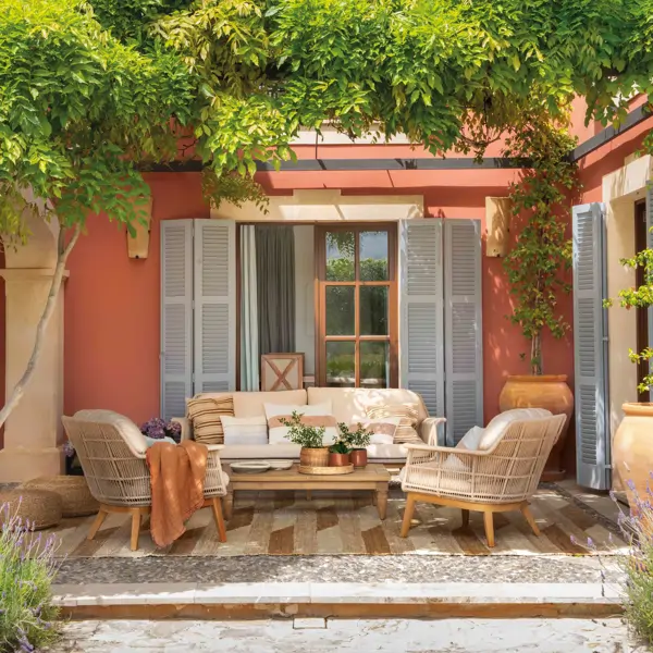 Ni cuadros, ni láminas: 10 ideas REALES para decorar la pared de la terraza, balcón o jardín