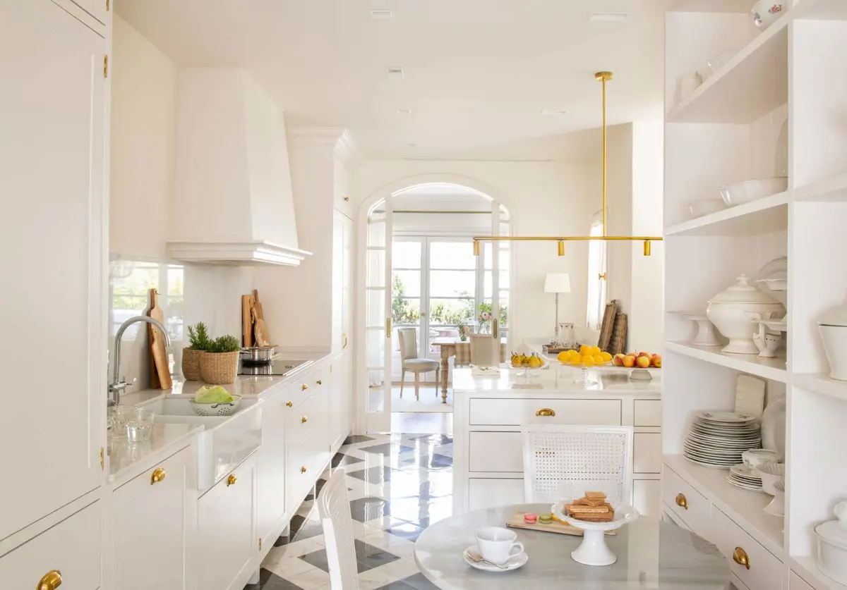 cocina blanca con detalles dorados 1225c6b5 00577816 240717152159