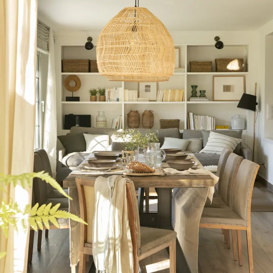 comedor moderno con mesa de madera y sillas tapizadas con estructura a la vista 00553649