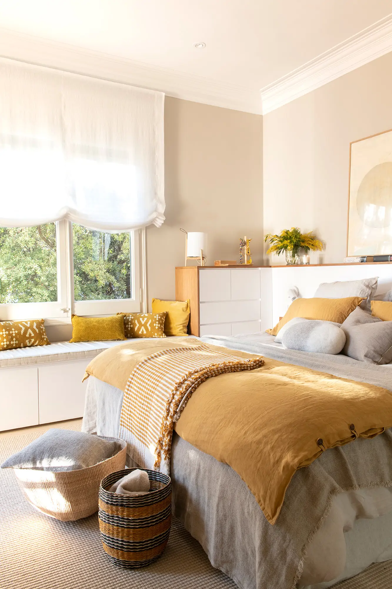 Dormitorio con detalles en amarillo 