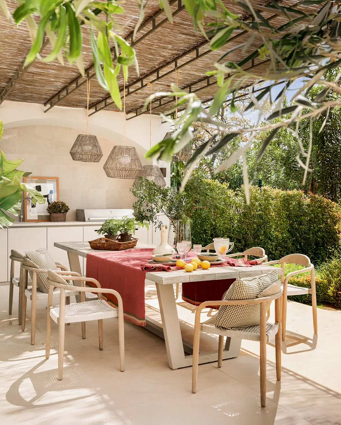 Un comedor de verano con cocina