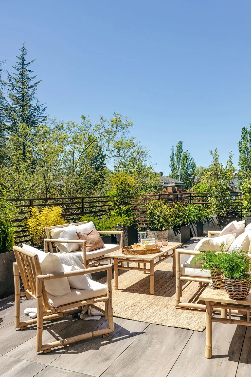 Una terraza urbana rodeada de verde