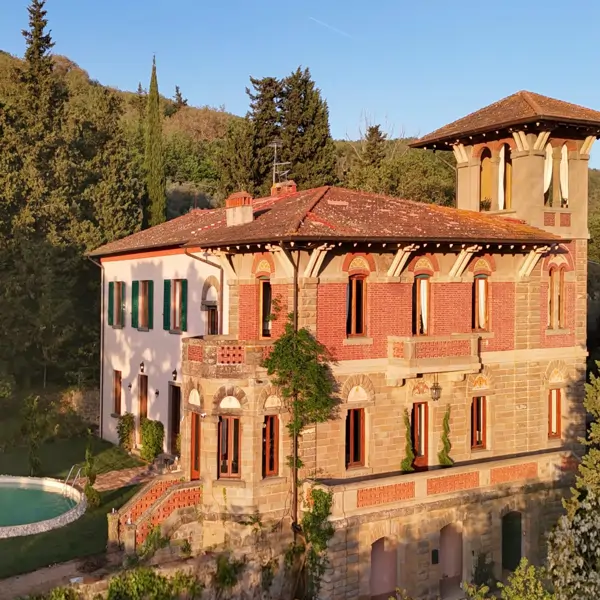 Una pareja de reformadores compra una casa abandonada durante 40 años y la transforma en una con un jardín mágico, cine y hasta sala de juegos: "Hemos estado nerviosos todo el tiempo"