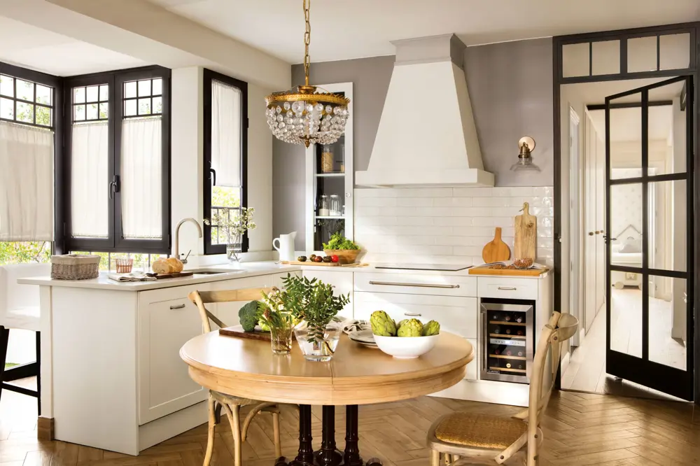 cocina-clasica-con-mesa-en-el-centro-00540243