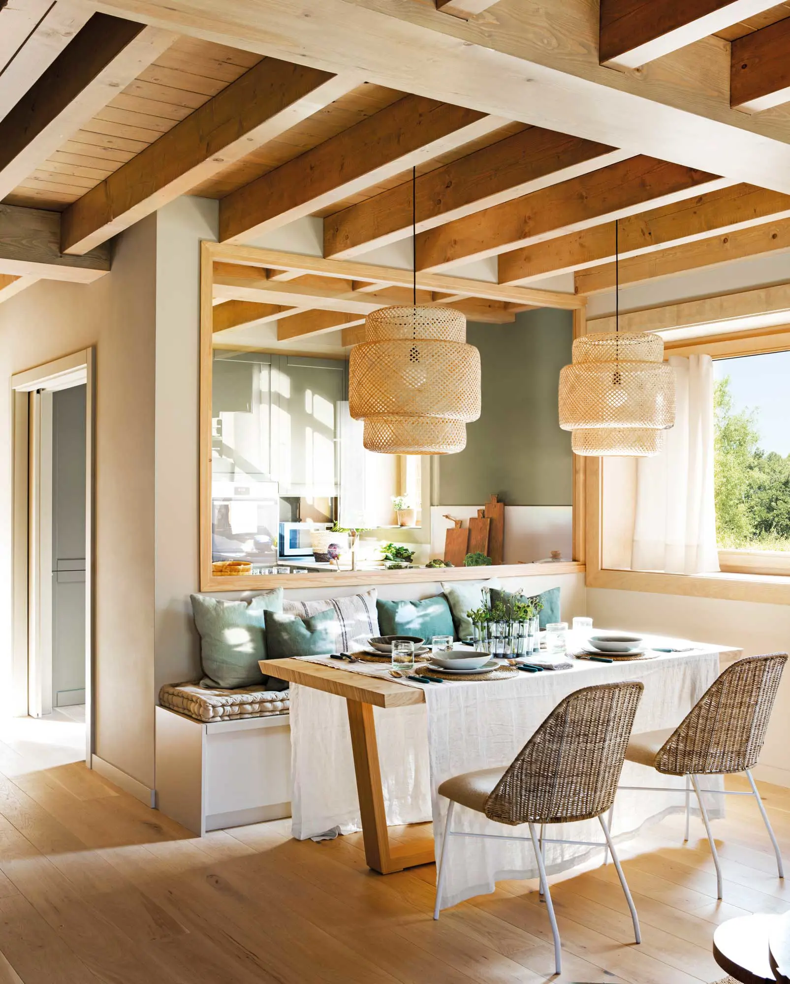 comedor-estilo-rustico-pegado-a-cocina-abierta-con-cristalera-00505548
