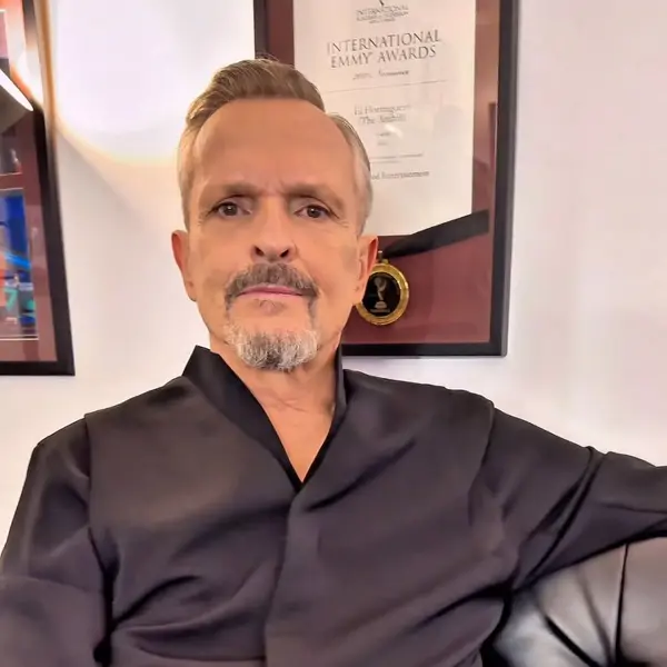 Miguel Bosé: "En casa de mi madre calentábamos ollas en una bañera y nos bañábamos los tres por turnos"