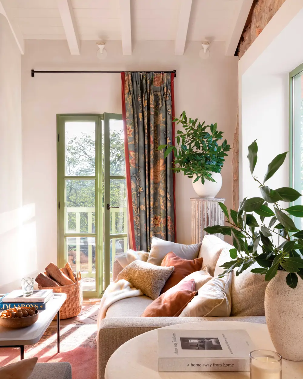 Salón con cortinas estampadas y carpinterías de ventanas pintadas en verde