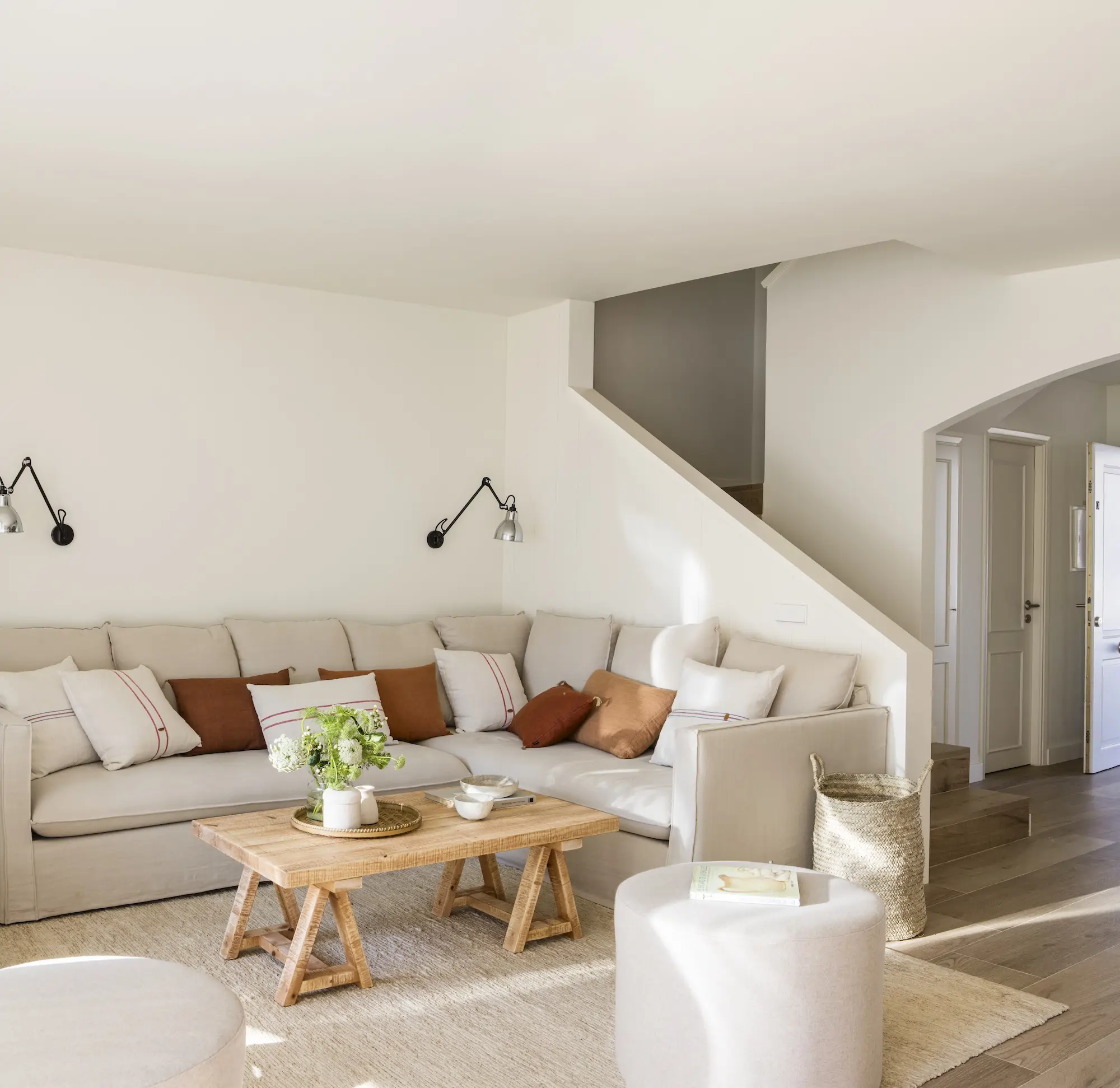 salon con la pared del sofa´ con apliques 00576811