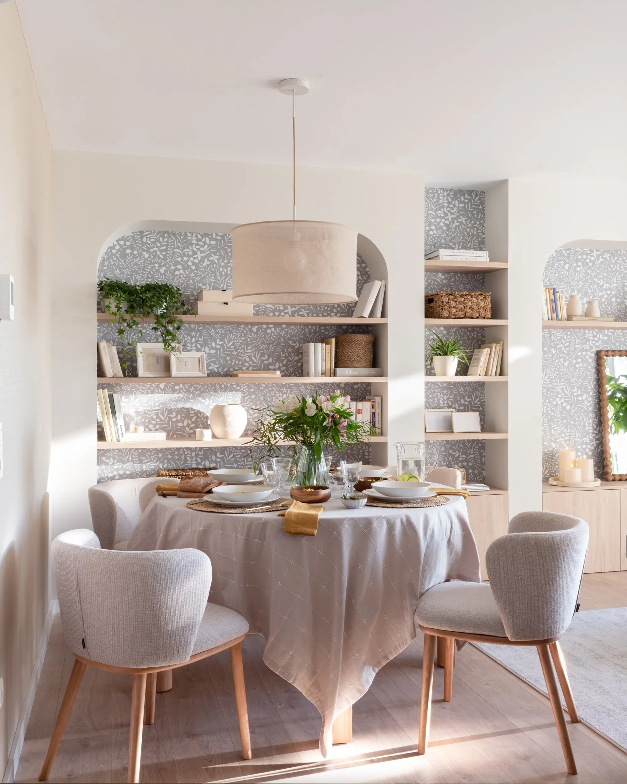 Un comedor con una librería protagonista