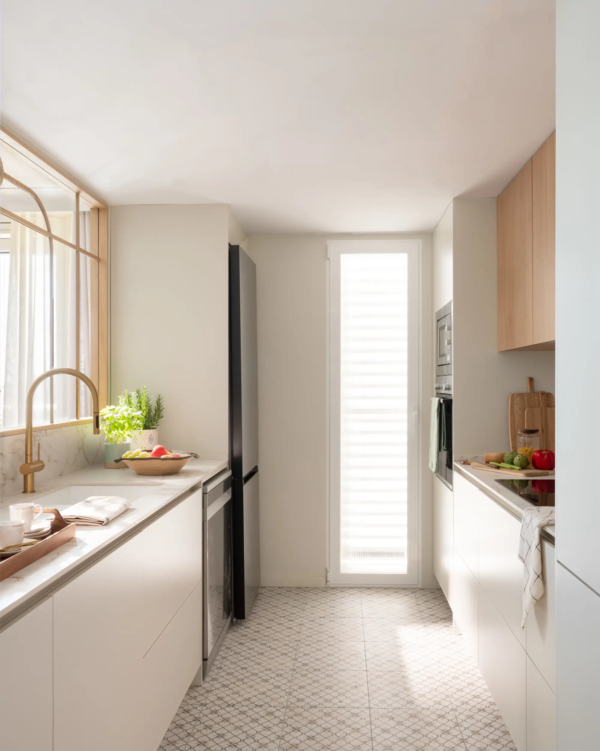 Una cocina semi abierta y luminosa