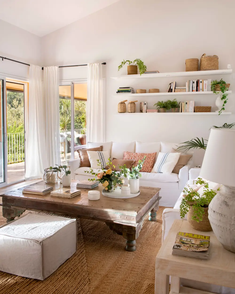 salón con sofá neutro, estanterías y mesa de centro de madera