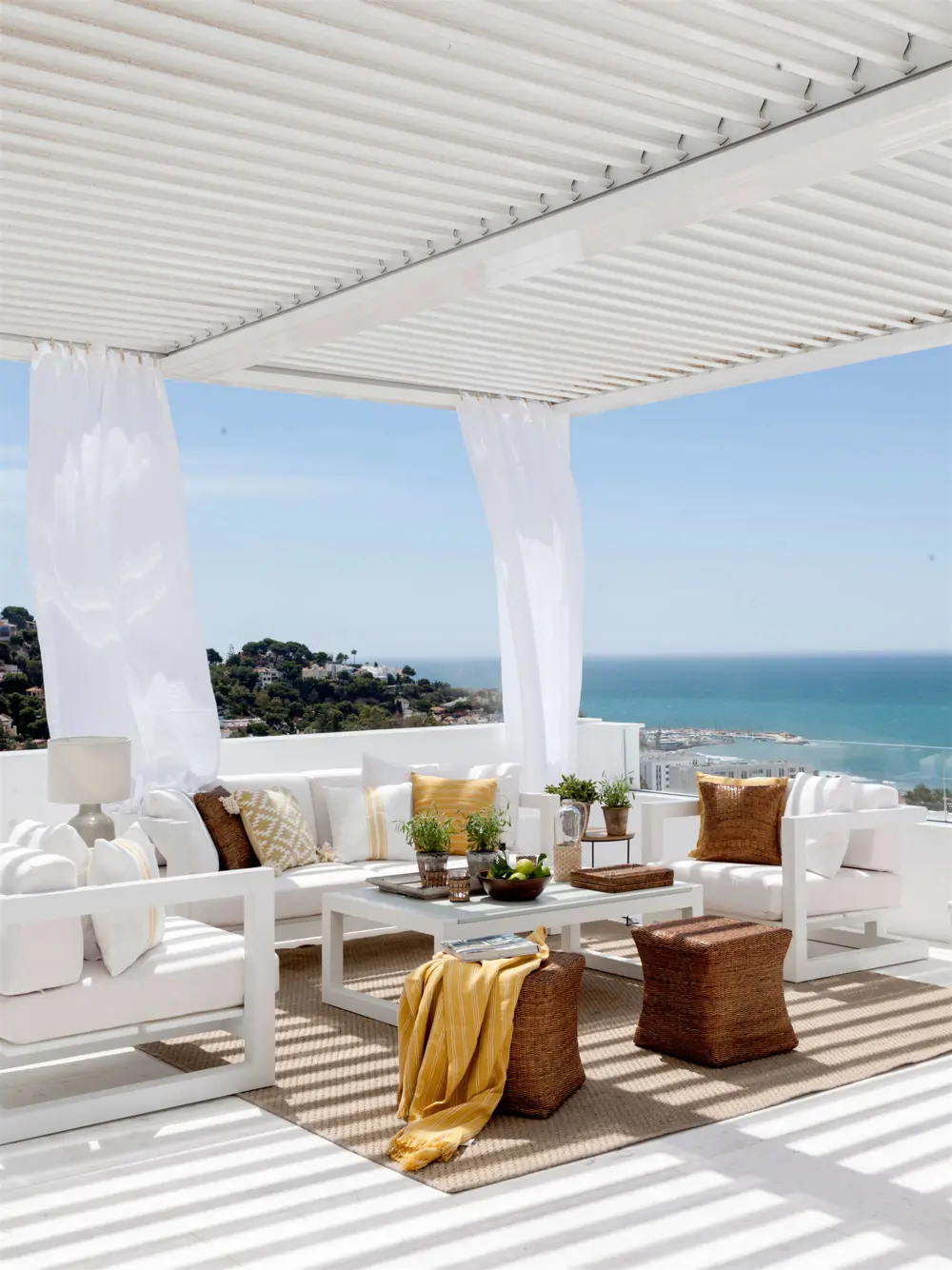 terraza-blanca-con-vistas-al-mar-00527441_O