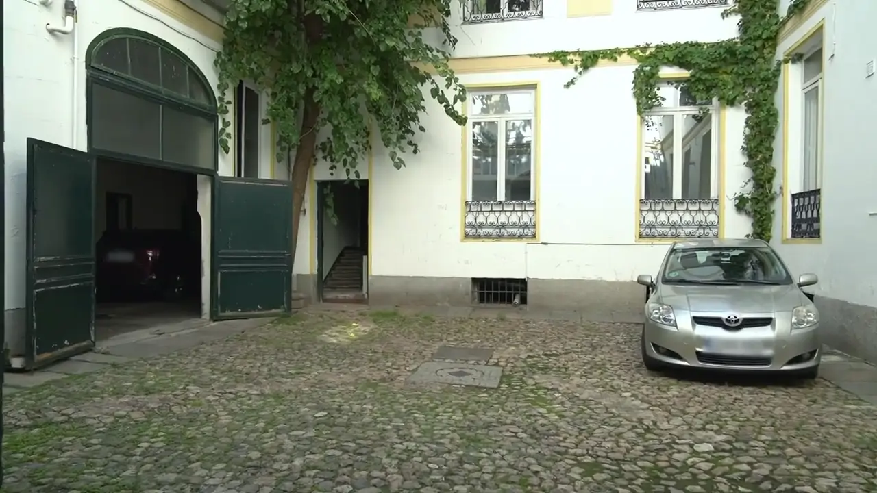 Un patio interior que anticipa la vivienda