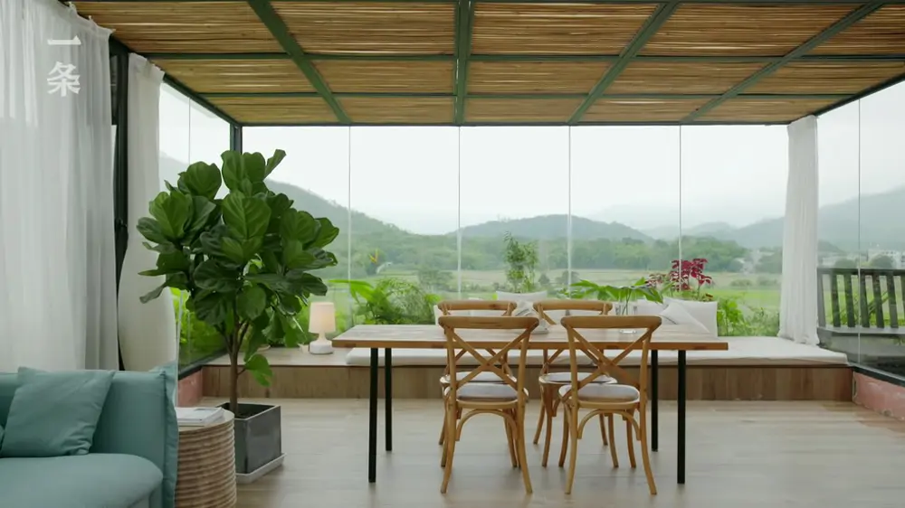 Un salón comedor con bonitas vistas