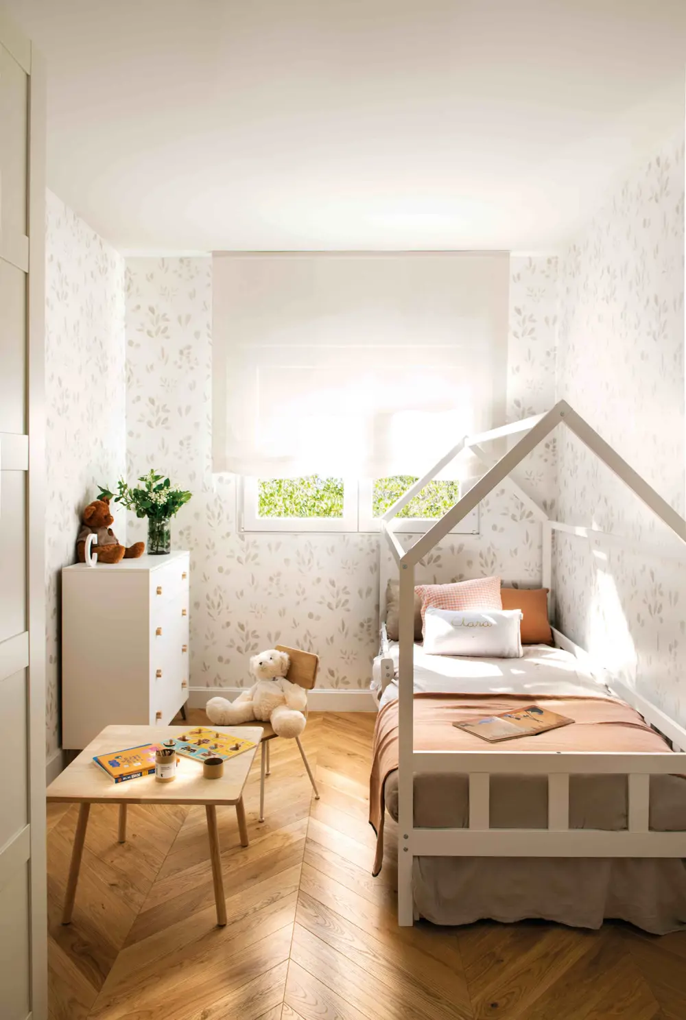 00595129 dormitorio habitacion infantil cama tipi papel pintado parquet comoda nombre clara beige naranja salmon