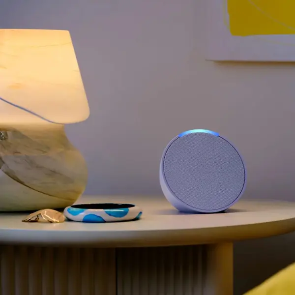 Amazon "liquida" (por 24€) su altavoz inteligente "tipo Alexa" más compacto, al 56% en el Prime Day 2025 (ideal para pisos pequeños)